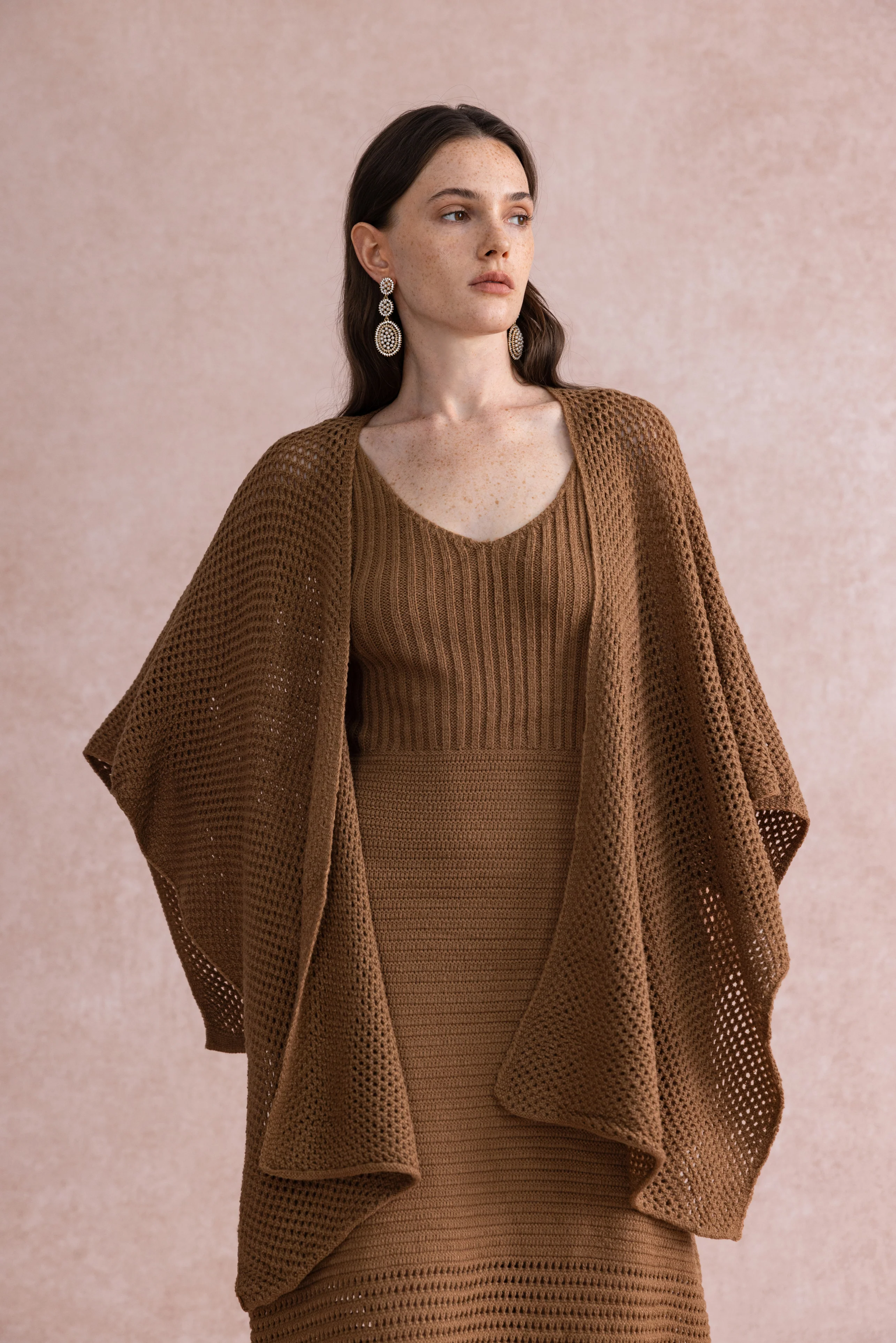 Sleeveless knit dress & shawl